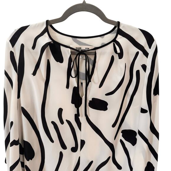 Diane Von Furstenberg DVF 100% Silk Printed Slit Sleeve Blouse Black White Sz 6 - Picture 5 of 14
